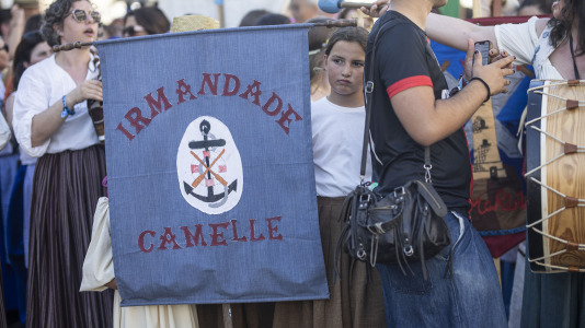 El desfile de las Irmandades Parroquiais y el pregón inician la intensa tarde de actividades del Asalto ao Castelo de Vimianzo