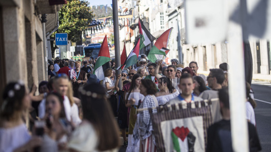 El desfile de las Irmandades Parroquiais y el pregón inician la intensa tarde de actividades del Asalto ao Castelo de Vimianzo