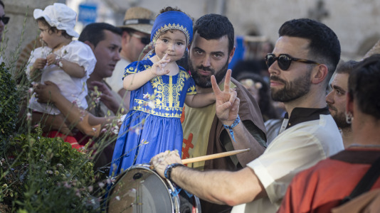 El desfile de las Irmandades Parroquiais y el pregón inician la intensa tarde de actividades del Asalto ao Castelo de Vimianzo