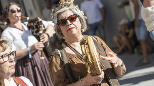 El desfile de las Irmandades Parroquiais y el pregón inician la intensa tarde de actividades del Asalto ao Castelo de Vimianzo