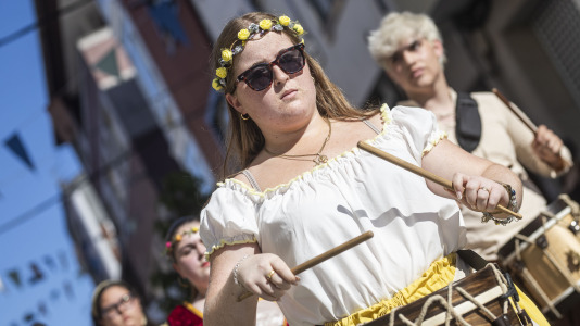 El desfile de las Irmandades Parroquiais y el pregón inician la intensa tarde de actividades del Asalto ao Castelo de Vimianzo
