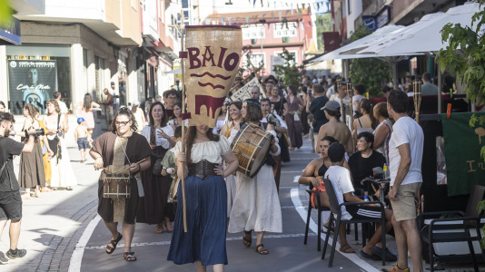 El desfile de las Irmandades Parroquiais y el pregón inician la intensa tarde de actividades del Asalto ao Castelo de Vimianzo