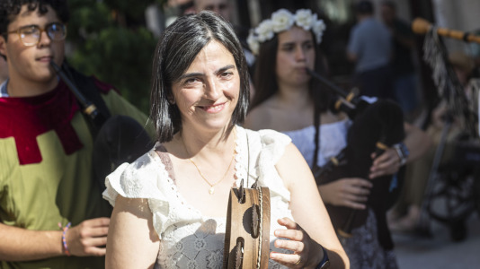 El desfile de las Irmandades Parroquiais y el pregón inician la intensa tarde de actividades del Asalto ao Castelo de Vimianzo