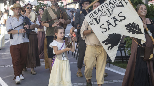 El desfile de las Irmandades Parroquiais y el pregón inician la intensa tarde de actividades del Asalto ao Castelo de Vimianzo