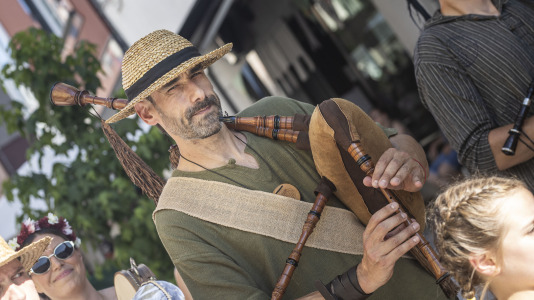 El desfile de las Irmandades Parroquiais y el pregón inician la intensa tarde de actividades del Asalto ao Castelo de Vimianzo