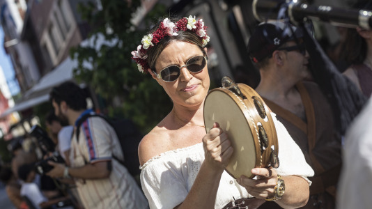 El desfile de las Irmandades Parroquiais y el pregón inician la intensa tarde de actividades del Asalto ao Castelo de Vimianzo