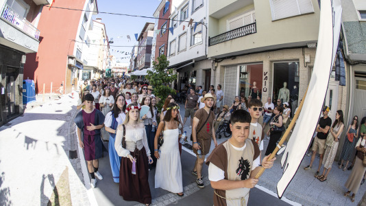 El desfile de las Irmandades Parroquiais y el pregón inician la intensa tarde de actividades del Asalto ao Castelo de Vimianzo