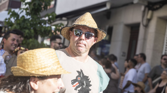 El desfile de las Irmandades Parroquiais y el pregón inician la intensa tarde de actividades del Asalto ao Castelo de Vimianzo