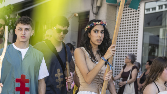 El desfile de las Irmandades Parroquiais y el pregón inician la intensa tarde de actividades del Asalto ao Castelo de Vimianzo