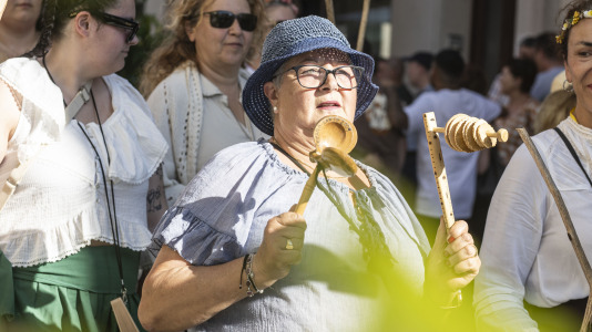El desfile de las Irmandades Parroquiais y el pregón inician la intensa tarde de actividades del Asalto ao Castelo de Vimianzo