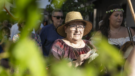 El desfile de las Irmandades Parroquiais y el pregón inician la intensa tarde de actividades del Asalto ao Castelo de Vimianzo