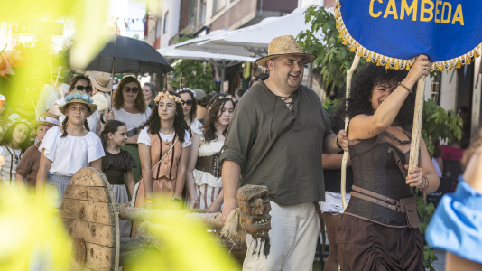 El desfile de las Irmandades Parroquiais y el pregón inician la intensa tarde de actividades del Asalto ao Castelo de Vimianzo