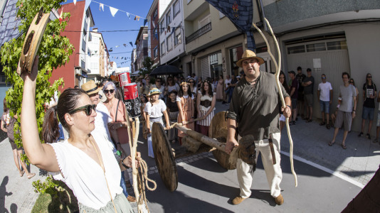 El desfile de las Irmandades Parroquiais y el pregón inician la intensa tarde de actividades del Asalto ao Castelo de Vimianzo