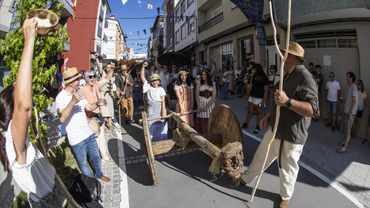 El desfile de las Irmandades Parroquiais y el pregón inician la intensa tarde de actividades del Asalto ao Castelo de Vimianzo