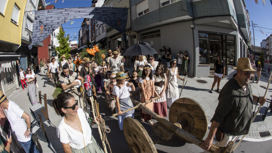 El desfile de las Irmandades Parroquiais y el pregón inician la intensa tarde de actividades del Asalto ao Castelo de Vimianzo
