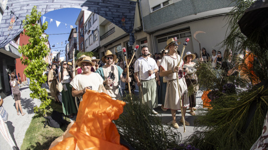 El desfile de las Irmandades Parroquiais y el pregón inician la intensa tarde de actividades del Asalto ao Castelo de Vimianzo