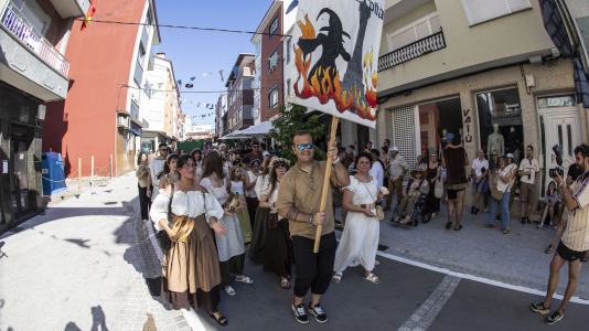 El desfile de las Irmandades Parroquiais y el pregón inician la intensa tarde de actividades del Asalto ao Castelo de Vimianzo