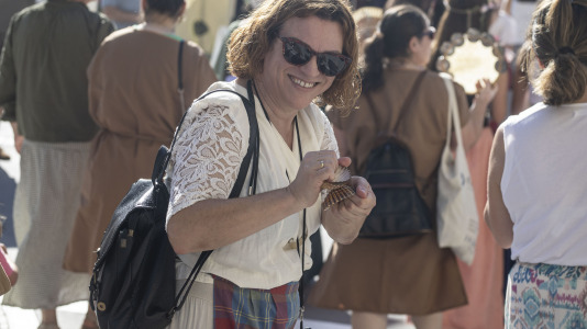 El desfile de las Irmandades Parroquiais y el pregón inician la intensa tarde de actividades del Asalto ao Castelo de Vimianzo