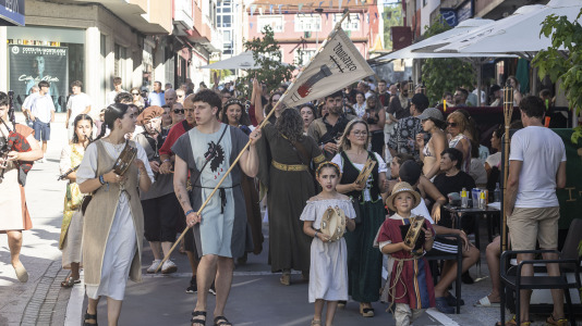 El desfile de las Irmandades Parroquiais y el pregón inician la intensa tarde de actividades del Asalto ao Castelo de Vimianzo
