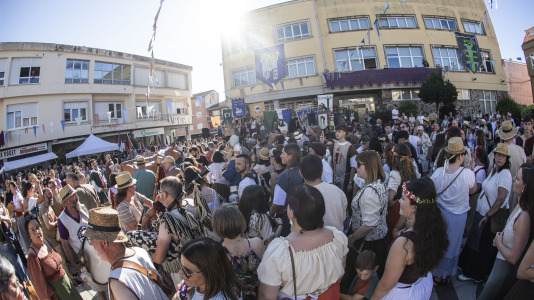El desfile de las Irmandades Parroquiais y el pregón inician la intensa tarde de actividades del Asalto ao Castelo de Vimianzo