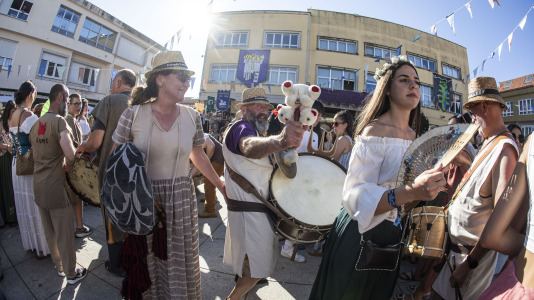 El desfile de las Irmandades Parroquiais y el pregón inician la intensa tarde de actividades del Asalto ao Castelo de Vimianzo