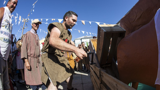 El desfile de las Irmandades Parroquiais y el pregón inician la intensa tarde de actividades del Asalto ao Castelo de Vimianzo