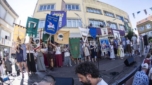 El desfile de las Irmandades Parroquiais y el pregón inician la intensa tarde de actividades del Asalto ao Castelo de Vimianzo
