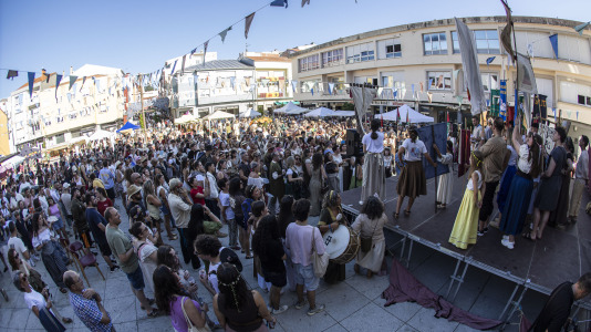 El desfile de las Irmandades Parroquiais y el pregón inician la intensa tarde de actividades del Asalto ao Castelo de Vimianzo