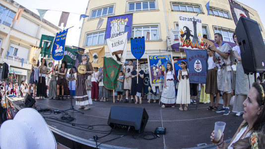 El desfile de las Irmandades Parroquiais y el pregón inician la intensa tarde de actividades del Asalto ao Castelo de Vimianzo