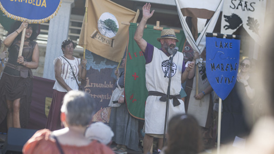 El desfile de las Irmandades Parroquiais y el pregón inician la intensa tarde de actividades del Asalto ao Castelo de Vimianzo