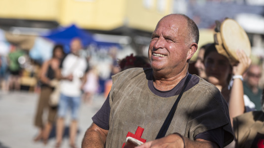 El desfile de las Irmandades Parroquiais y el pregón inician la intensa tarde de actividades del Asalto ao Castelo de Vimianzo