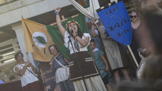 El desfile de las Irmandades Parroquiais y el pregón inician la intensa tarde de actividades del Asalto ao Castelo de Vimianzo