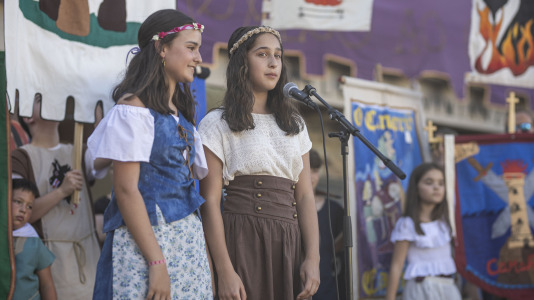 El desfile de las Irmandades Parroquiais y el pregón inician la intensa tarde de actividades del Asalto ao Castelo de Vimianzo