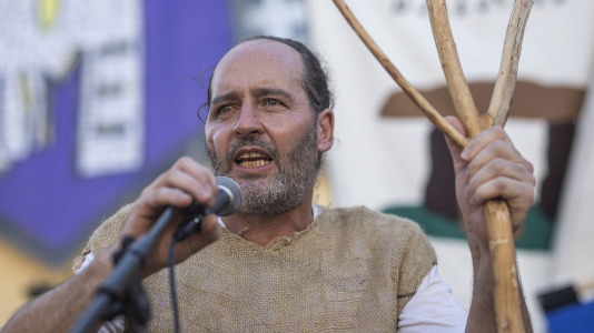 El desfile de las Irmandades Parroquiais y el pregón inician la intensa tarde de actividades del Asalto ao Castelo de Vimianzo