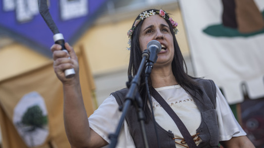 El desfile de las Irmandades Parroquiais y el pregón inician la intensa tarde de actividades del Asalto ao Castelo de Vimianzo
