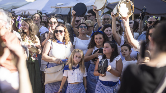 El desfile de las Irmandades Parroquiais y el pregón inician la intensa tarde de actividades del Asalto ao Castelo de Vimianzo