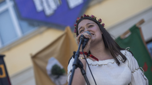 El desfile de las Irmandades Parroquiais y el pregón inician la intensa tarde de actividades del Asalto ao Castelo de Vimianzo