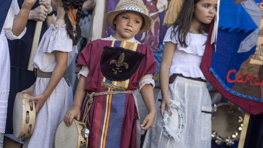 El desfile de las Irmandades Parroquiais y el pregón inician la intensa tarde de actividades del Asalto ao Castelo de Vimianzo