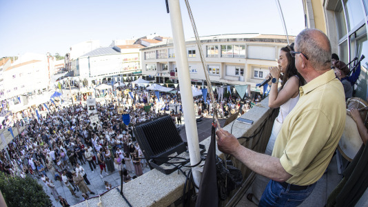 El desfile de las Irmandades Parroquiais y el pregón inician la intensa tarde de actividades del Asalto ao Castelo de Vimianzo