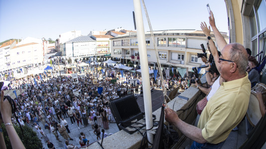 El desfile de las Irmandades Parroquiais y el pregón inician la intensa tarde de actividades del Asalto ao Castelo de Vimianzo