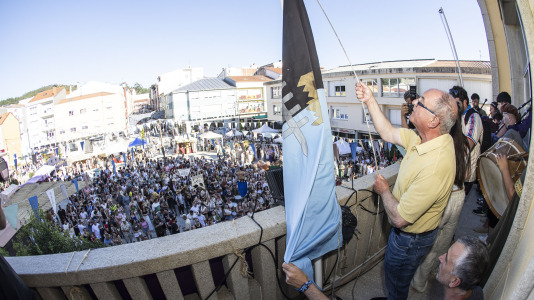 El desfile de las Irmandades Parroquiais y el pregón inician la intensa tarde de actividades del Asalto ao Castelo de Vimianzo