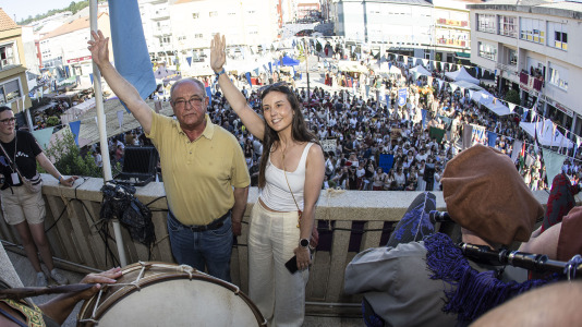 El desfile de las Irmandades Parroquiais y el pregón inician la intensa tarde de actividades del Asalto ao Castelo de Vimianzo