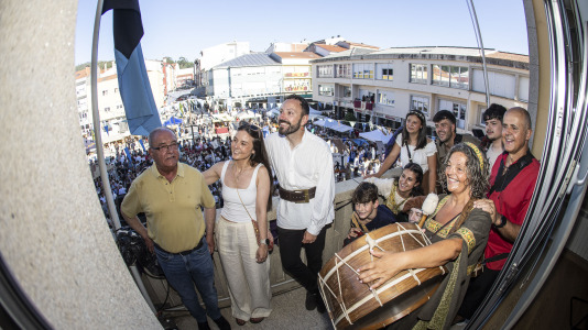 El desfile de las Irmandades Parroquiais y el pregón inician la intensa tarde de actividades del Asalto ao Castelo de Vimianzo