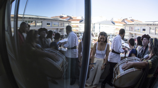 El desfile de las Irmandades Parroquiais y el pregón inician la intensa tarde de actividades del Asalto ao Castelo de Vimianzo