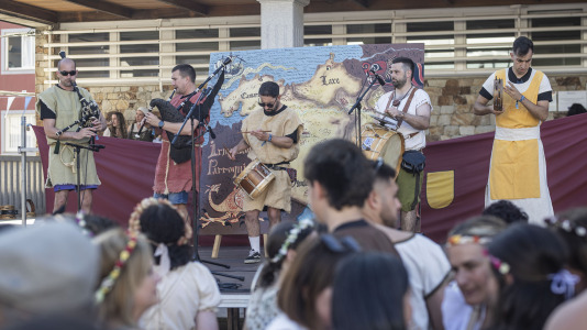 El desfile de las Irmandades Parroquiais y el pregón inician la intensa tarde de actividades del Asalto ao Castelo de Vimianzo