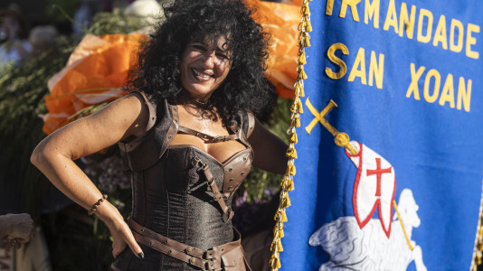 El desfile de las Irmandades Parroquiais y el pregón inician la intensa tarde de actividades del Asalto ao Castelo de Vimianzo