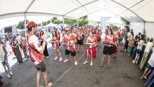 Cientos de personas se volvieron a dar cita este domingo en Paiosaco para disfrutar de la Feira das Cereixas
