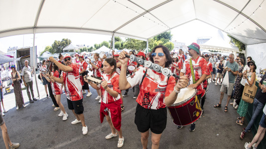 Cientos de personas se volvieron a dar cita este domingo en Paiosaco para disfrutar de la Feira das Cereixas