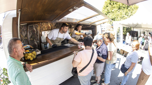 Cientos de personas se volvieron a dar cita este domingo en Paiosaco para disfrutar de la Feira das Cereixas