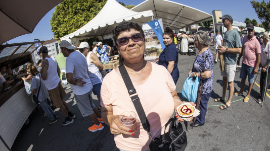 Cientos de personas se volvieron a dar cita este domingo en Paiosaco para disfrutar de la Feira das Cereixas